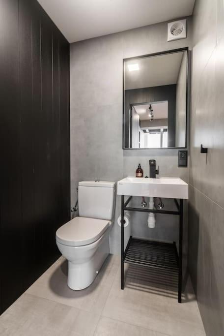 3 Storey Apartment With A Character And A Terrace リガ エクステリア 写真